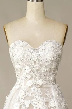 Une Robe De Mariée De Ligne Avec Des Appliques -Zapaka 0a0f6fc133400aaadc6539c425cc6f90