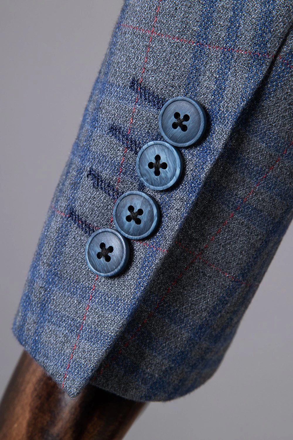 Costume 2 Pièces Pour Homme à Carreaux à Carreaux Bleus à Double Poitrine 7 Costume 2 Pièces Pour Homme à Carreaux à Carreaux Bleus à Double Poitrine – Image 5