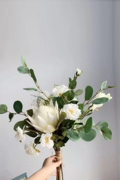 Mori Blanc Main Tenant Bouquet De Fleurs