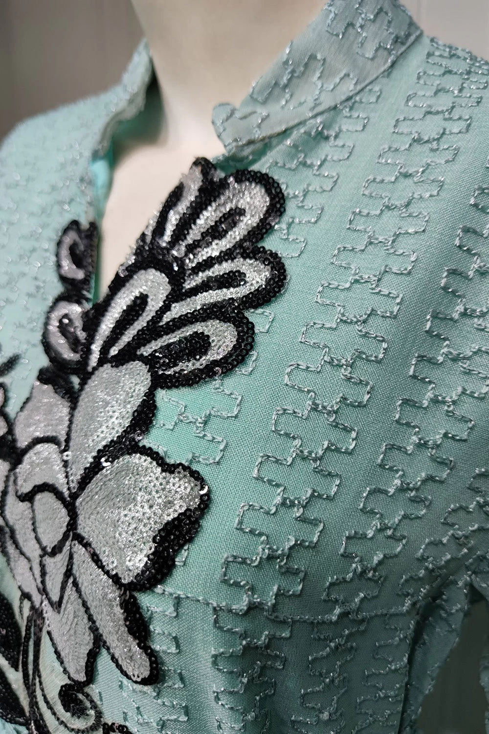 Élégante Broderie Vert Clair Robe Longue Abaya 5 Élégante Broderie Vert Clair Robe Longue Abaya – Image 3