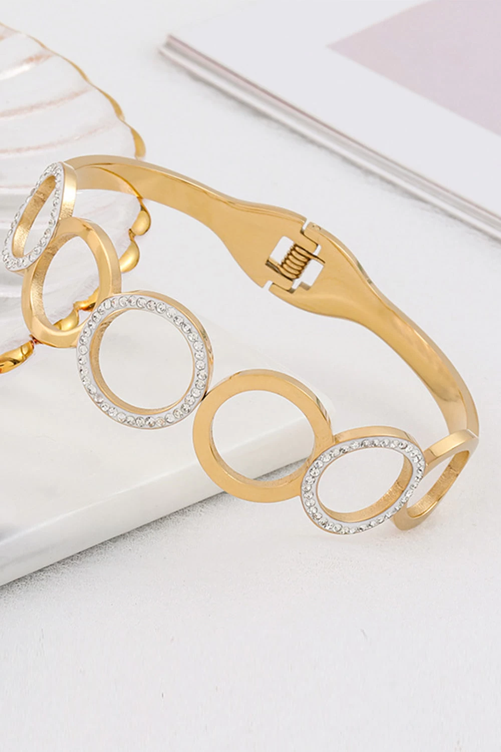 Bracelet Rond Antique En Acier Titane Découpé 5 Bracelet Rond Antique En Acier Titane Découpé – Image 3