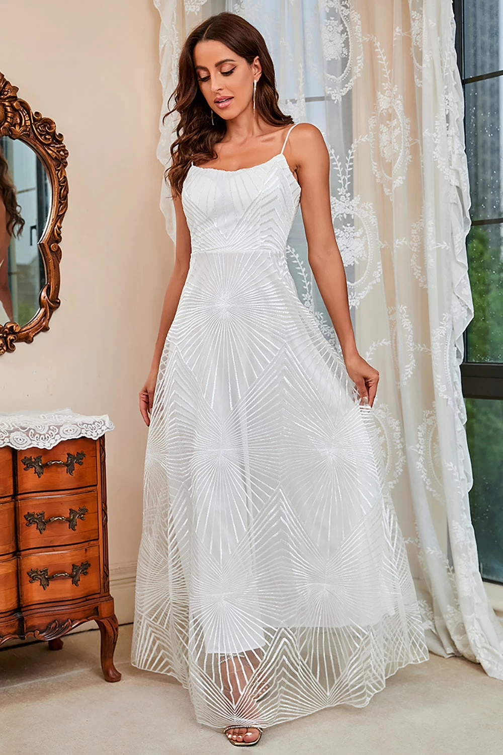 Sangles Spaghetti Blanches Une Robe De Soirée De Ligne 7 Sangles Spaghetti Blanches Une Robe De Soirée De Ligne – Image 5