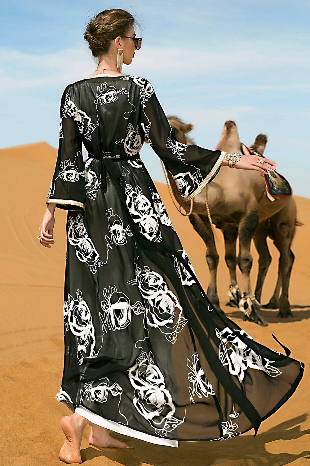 Broderie De Fleurs Noires Et Blanches Abaya 4 Broderie De Fleurs Noires Et Blanches Abaya – Image 2