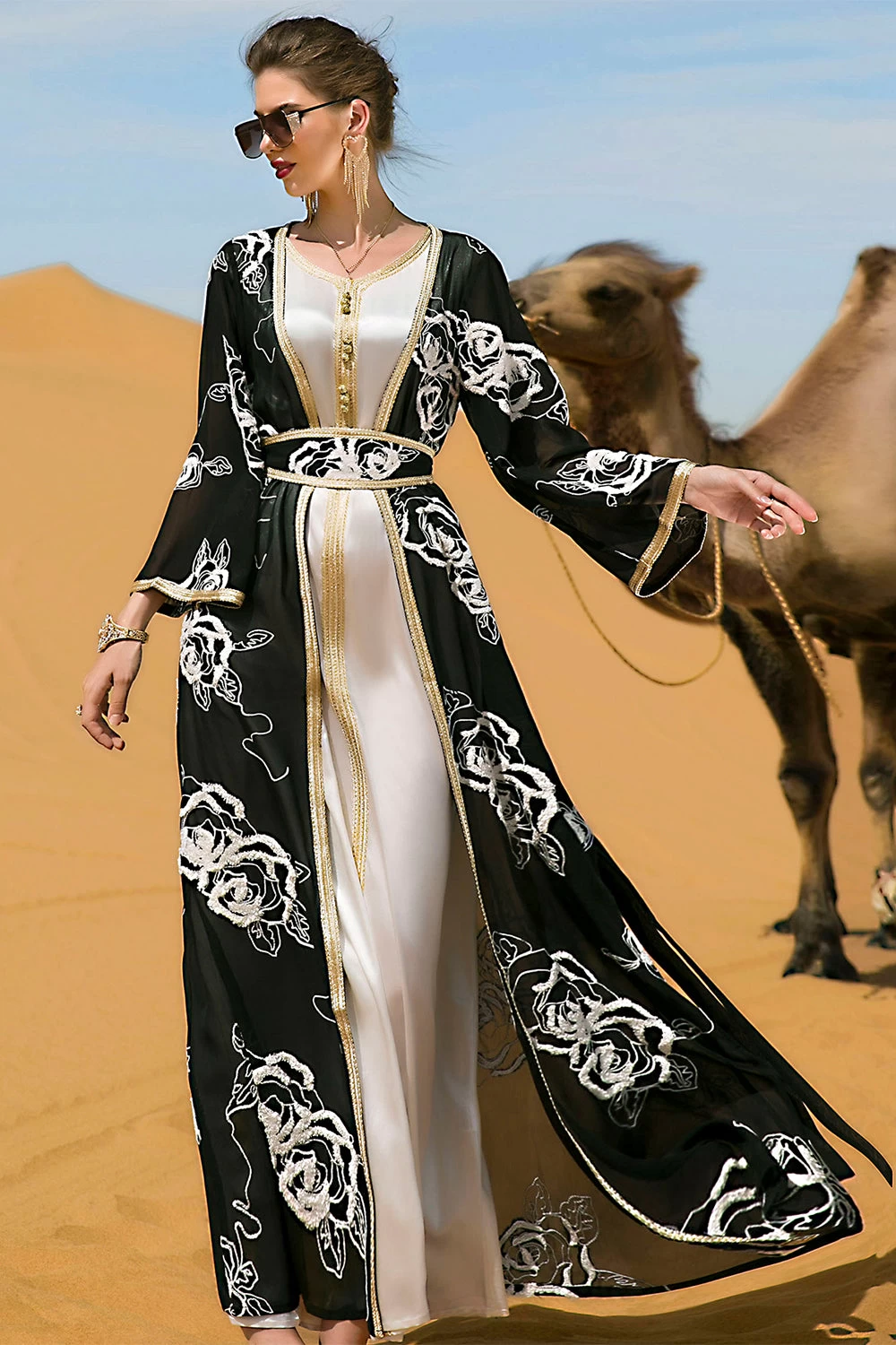 Broderie De Fleurs Noires Et Blanches Abaya 8 Broderie De Fleurs Noires Et Blanches Abaya – Image 6