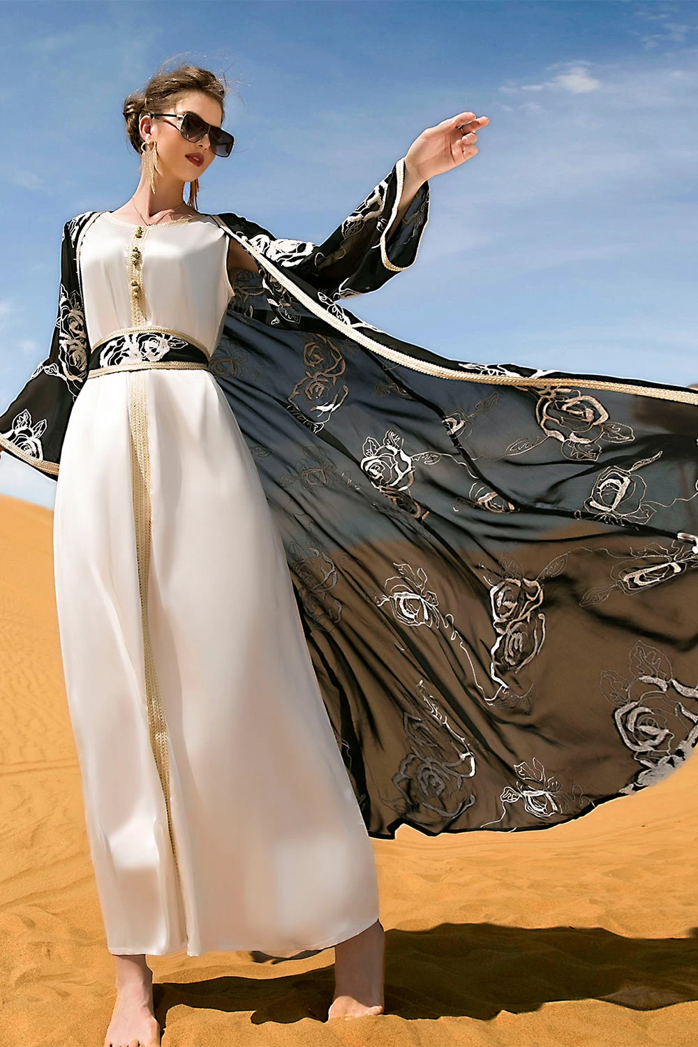 Broderie De Fleurs Noires Et Blanches Abaya 7 Broderie De Fleurs Noires Et Blanches Abaya – Image 5
