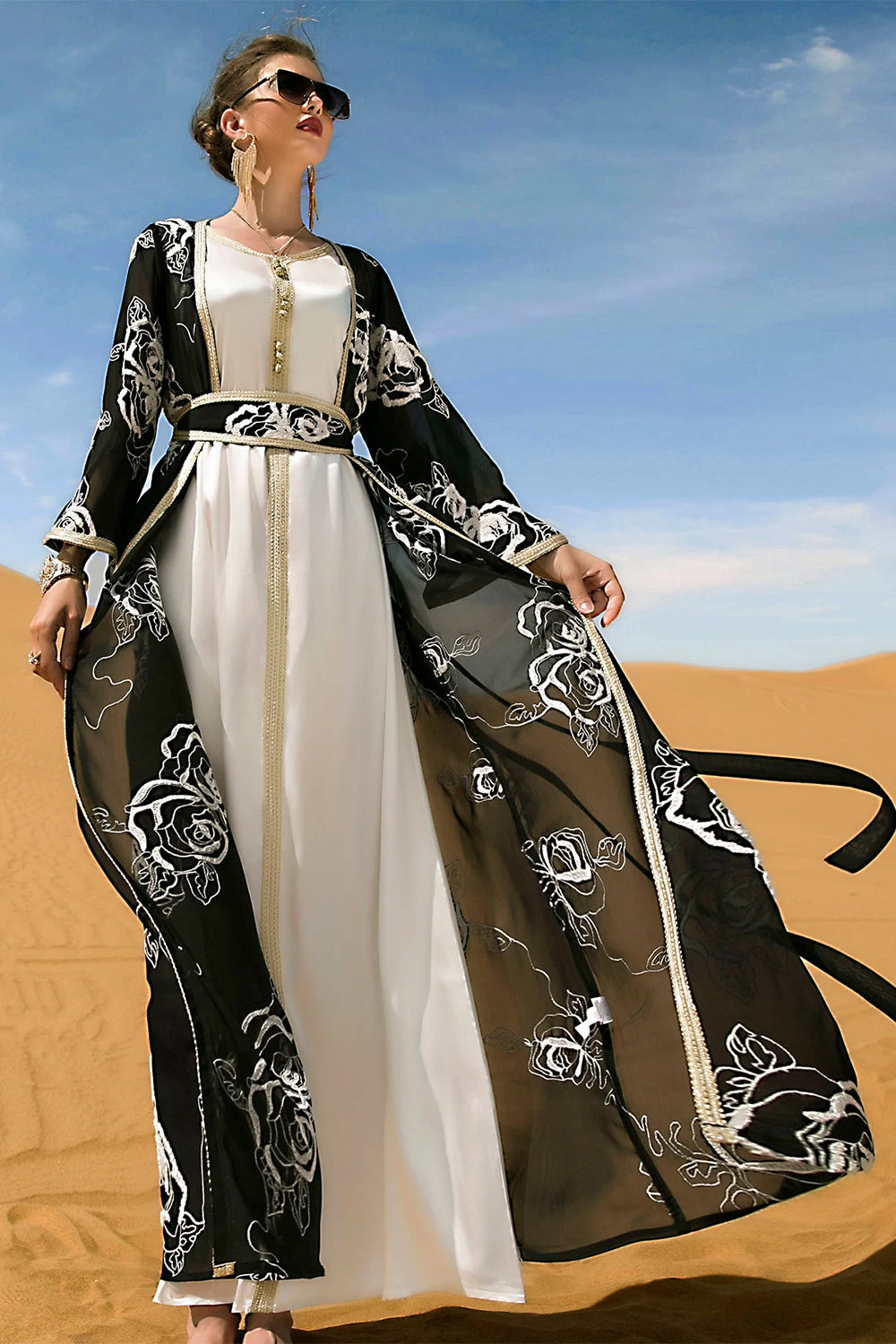 Broderie De Fleurs Noires Et Blanches Abaya 6 Broderie De Fleurs Noires Et Blanches Abaya – Image 4