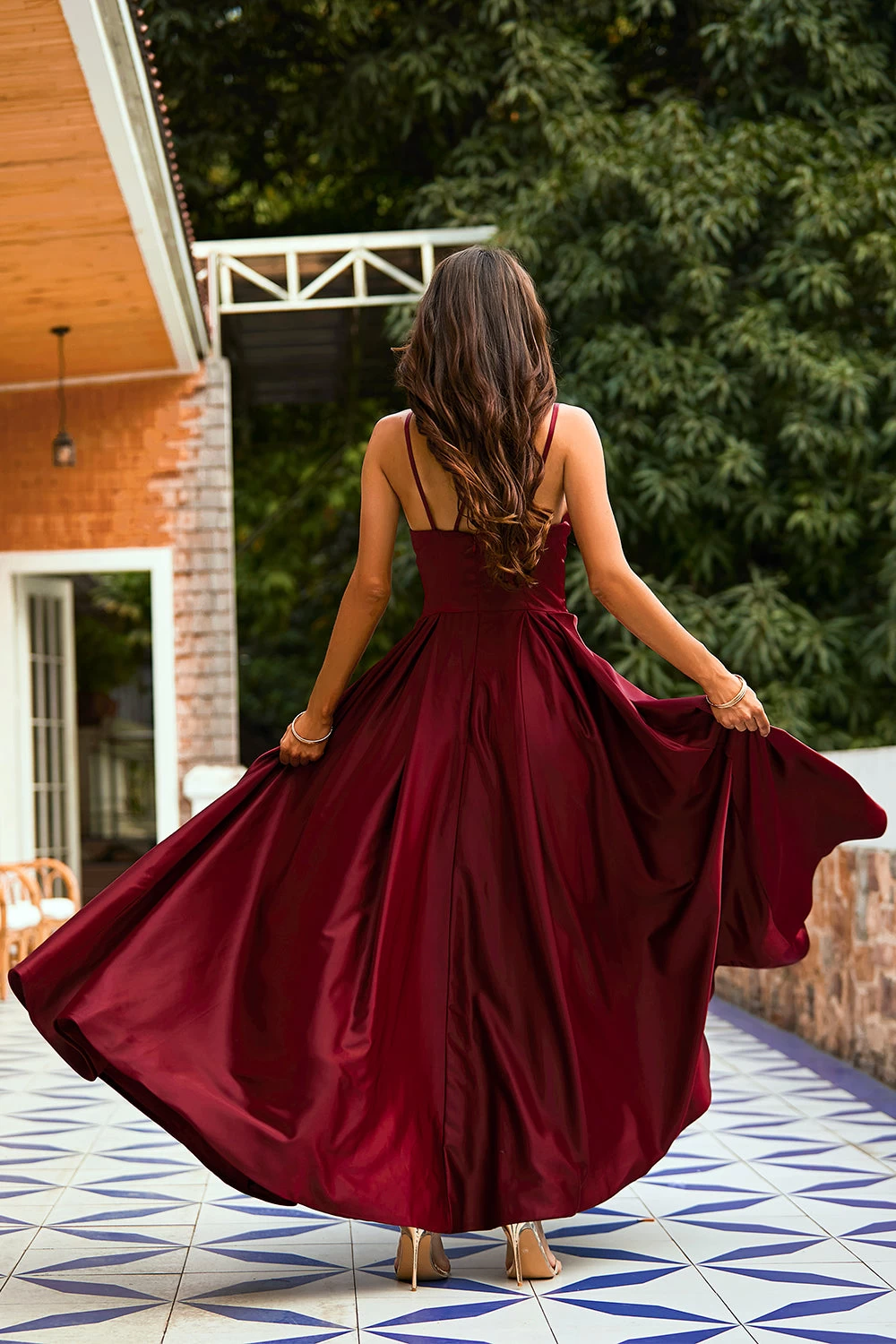 Robe Longue En Satin Bordeaux 4 Robe Longue En Satin Bordeaux – Image 2