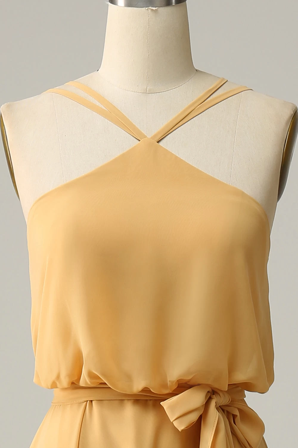 Une Robe De Demoiselle D’honneur Longue Jaune Halter Line Avec Nœud Papillon 6 Une Robe De Demoiselle D’honneur Longue Jaune Halter Line Avec Nœud Papillon – Image 4