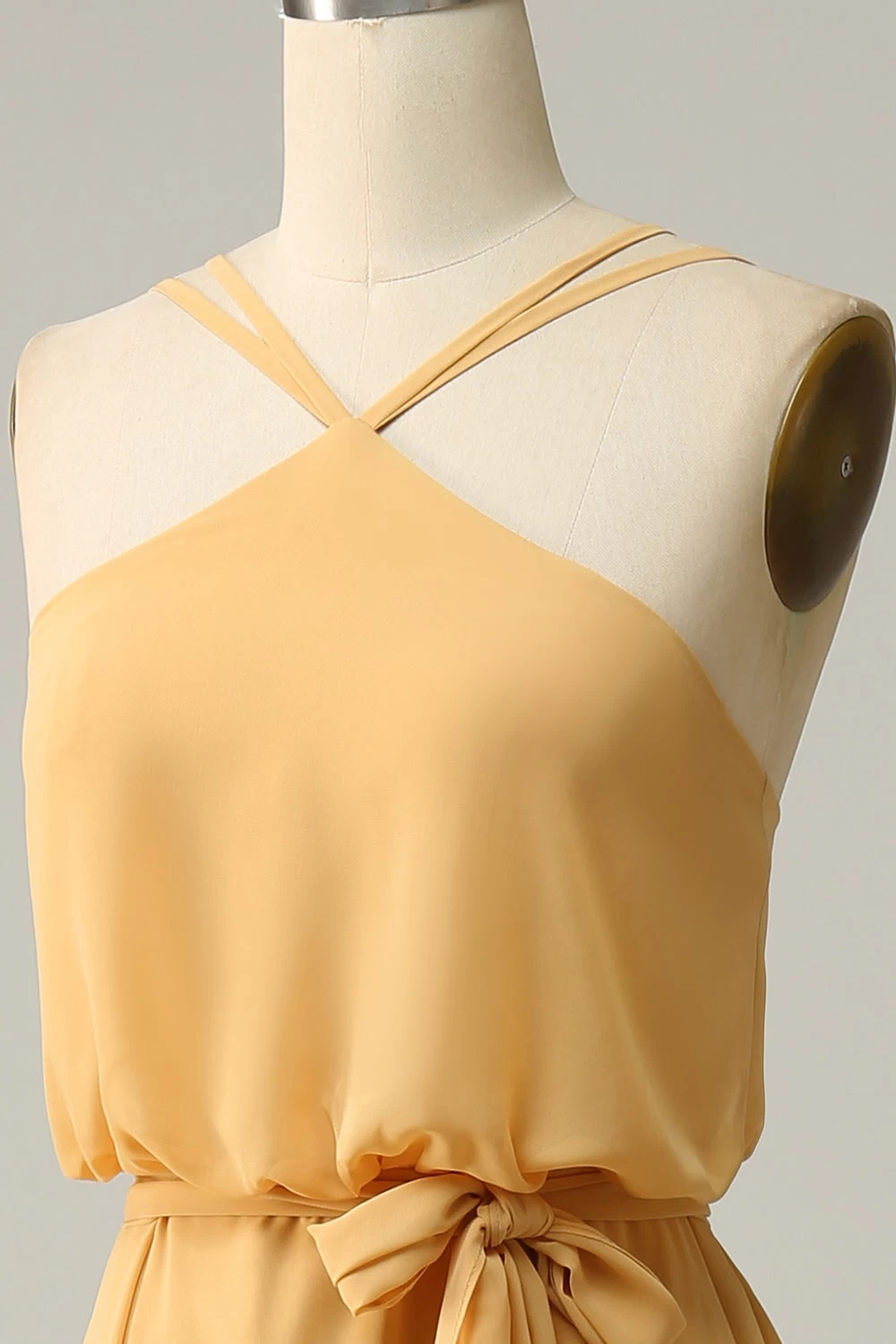 Une Robe De Demoiselle D’honneur Longue Jaune Halter Line Avec Nœud Papillon 7 Une Robe De Demoiselle D’honneur Longue Jaune Halter Line Avec Nœud Papillon – Image 5