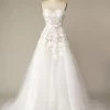 Une Robe De Mariée De Ligne Avec Des Appliques -Zapaka ZPK03006767 1
