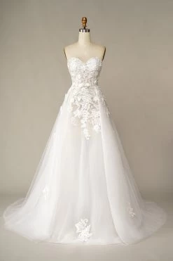 Une Robe De Mariée De Ligne Avec Des Appliques -Zapaka ZPK03006767 1 15158213 b6d3 4e91 96bf 07cf03c80c56