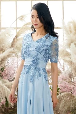 Robe Mère De Mariée Bleue à Col En V Avec Appliqués -Zapaka ZPKYYLH 127 5 25d7c9a2 8087 4c61 805b e118ecb6b949