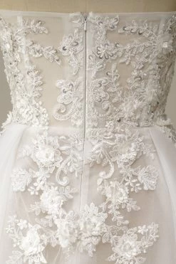 Une Robe De Mariée De Ligne Avec Des Appliques -Zapaka bf3f8746b88b28586e5c8d00bc50e8d8